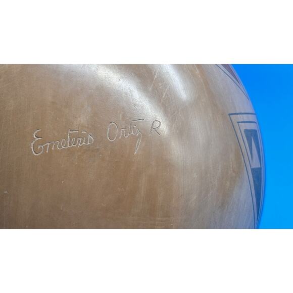 Emeterio Ortiz R, Signed Pottery Mata Ortiz, Black Scarab Beetle Design interior - Picture 9 of 15